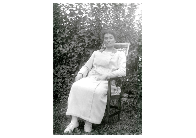 Léonie Vuillet assise dans le jardin