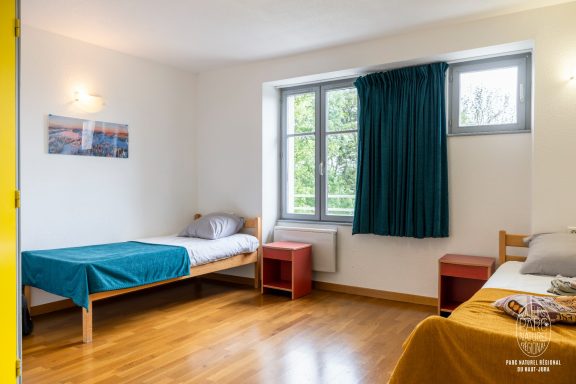 Jeté de lit de couleurs différentes